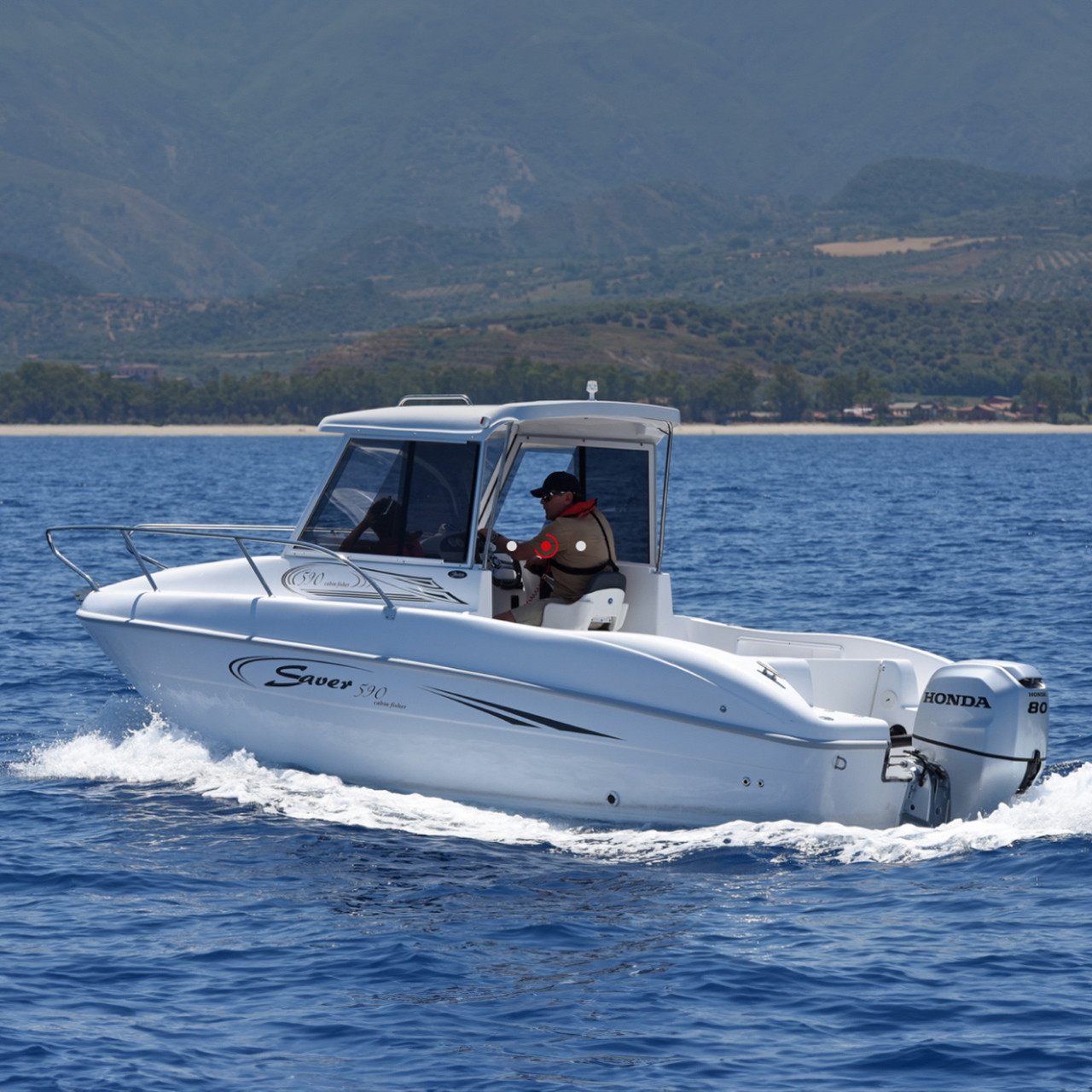 Modello alla guida di un'imbarcazione con motore BF80-100 in mare.