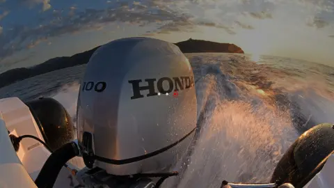 Primo piano del motore BF80-100 in mare.