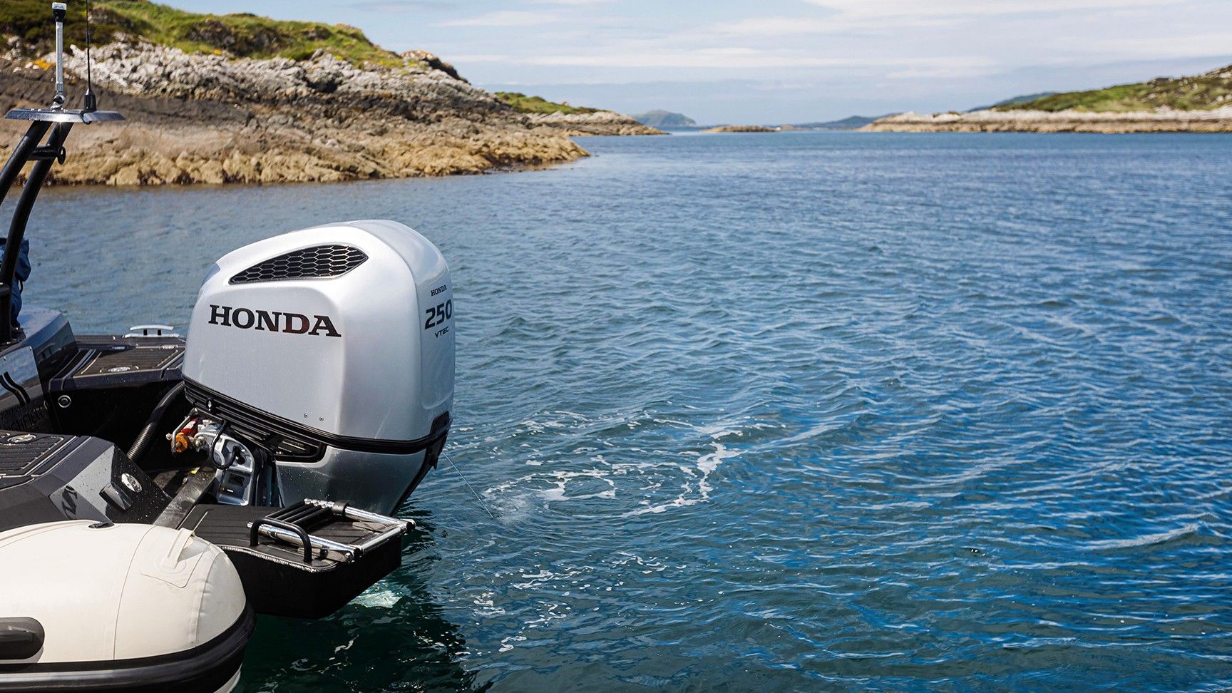 Parte posteriore di una barca Honda in una località di mare.