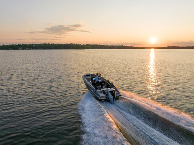 Vista aerea di una barca che naviga in mare.