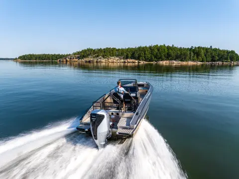 Modelli nella parte posteriore della barca in località di mare con motore BF350.