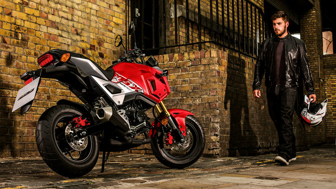 Honda MSX125 in un ambiente urbano.