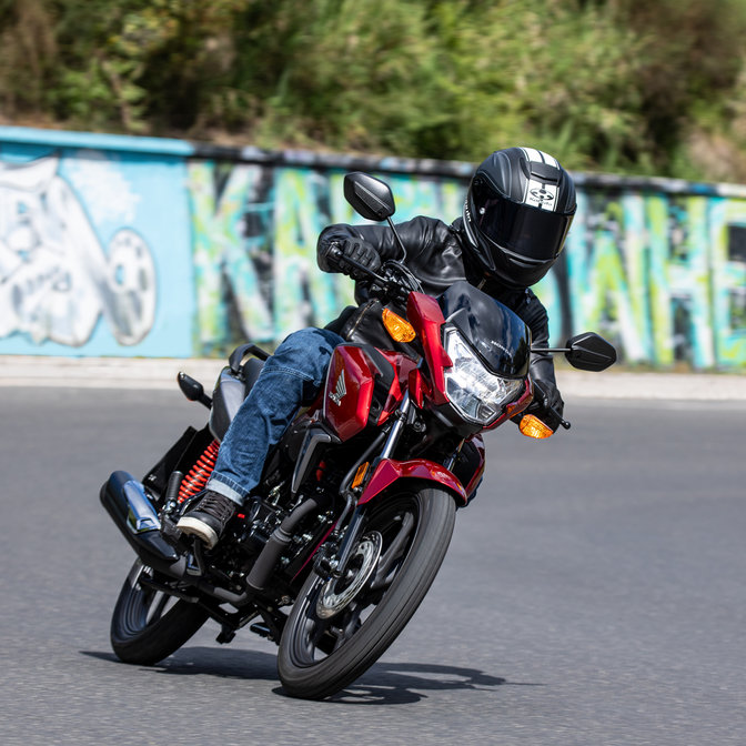 CB125F guidata su strada