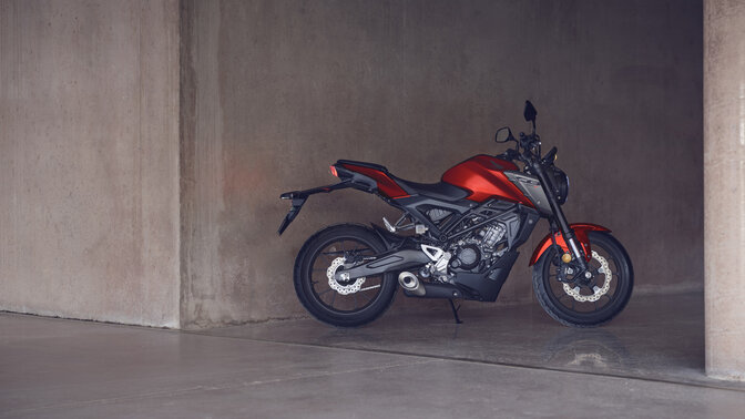 Honda Monkey sul cavalletto laterale in strada con pilota