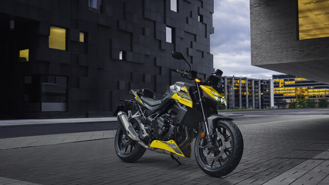 Honda C1000R con piloti su strada