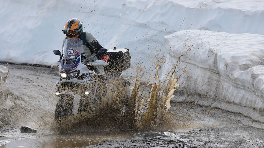 Honda Africa Twin durante la guida attraverso Nordkapp.