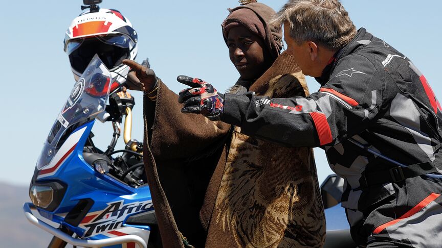 Motociclista che attraversa i terreni difficili del Sud Africa.