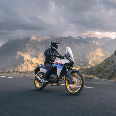 Immagine dinamica della Honda XL750 Transalp su strada