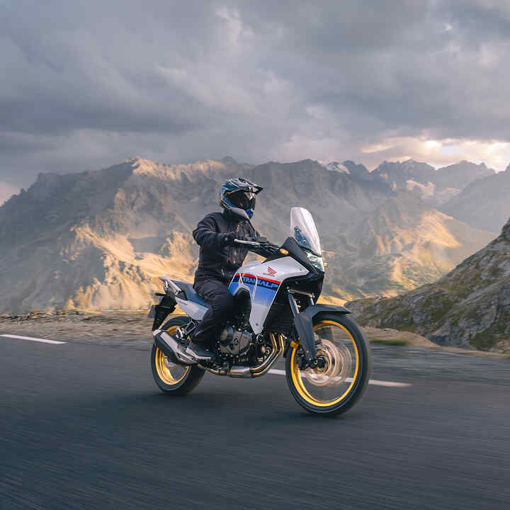 Immagine dinamica della Honda XL750 Transalp su strada