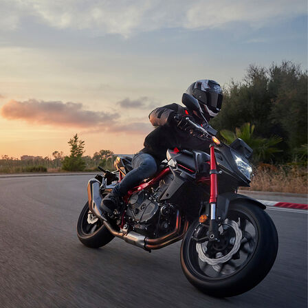 Immagine dinamica della Honda CB750 Hornet su strada