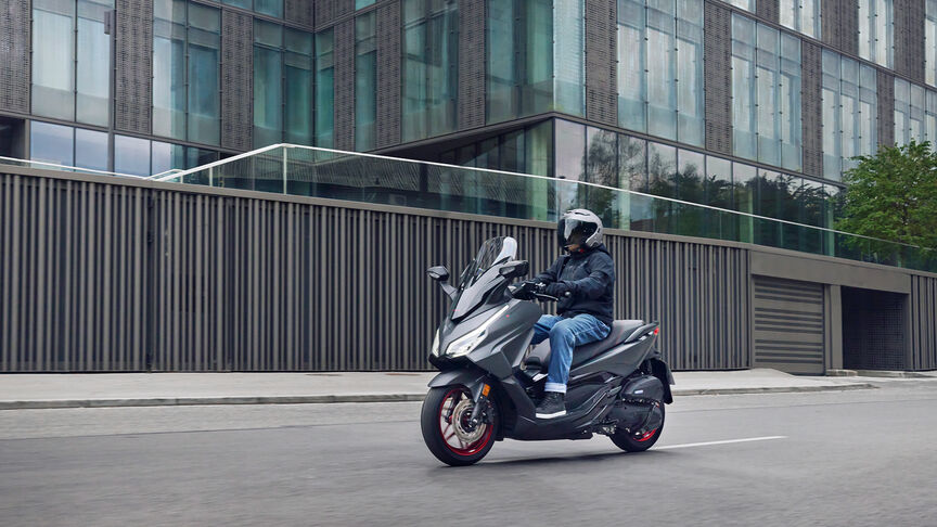 Honda Forza 125 statico nell'ambientazione