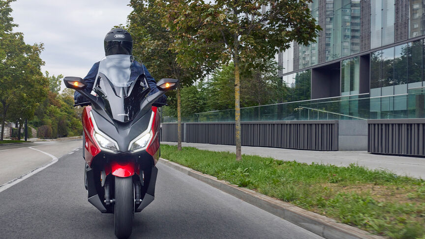 Honda Forza 125 statico nell'ambientazione