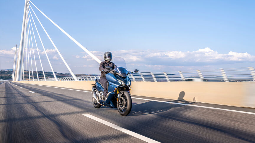 Honda Forza 125 statico nell'ambientazione