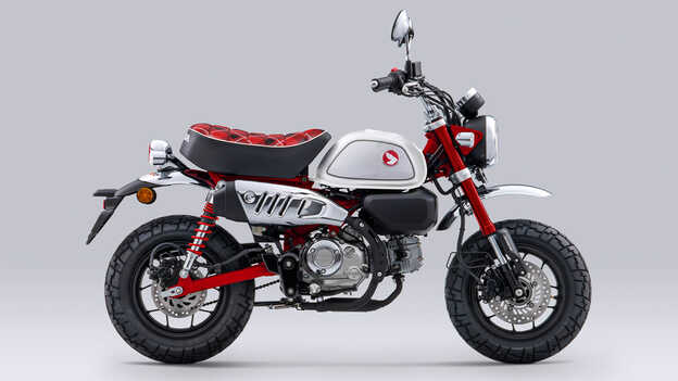 Vista di tre quarti anteriore destra di Honda Monkey 125 in studio