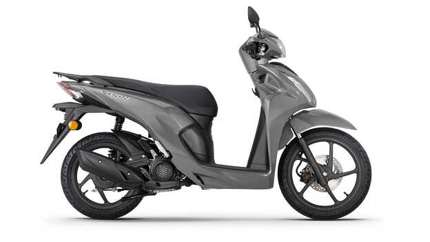 Vista di tre quarti anteriore destra Honda Vision 110 in studio