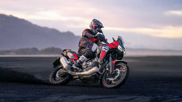 Vista frontale di tre quarti di Honda Africa Twin guidata nel deserto 