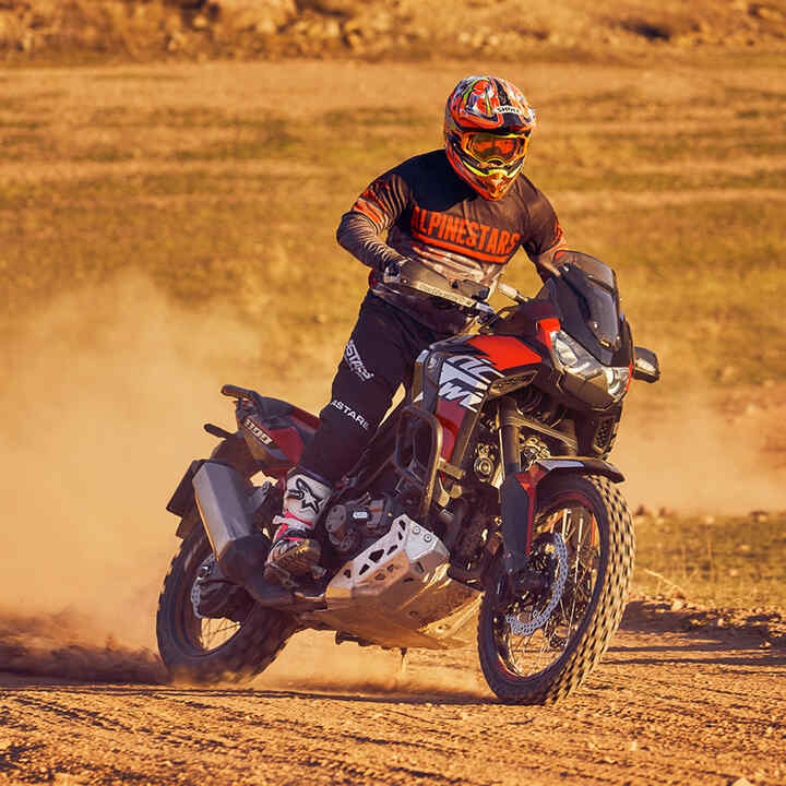 Uomo su una Honda Africa Twin che guida fuoristrada