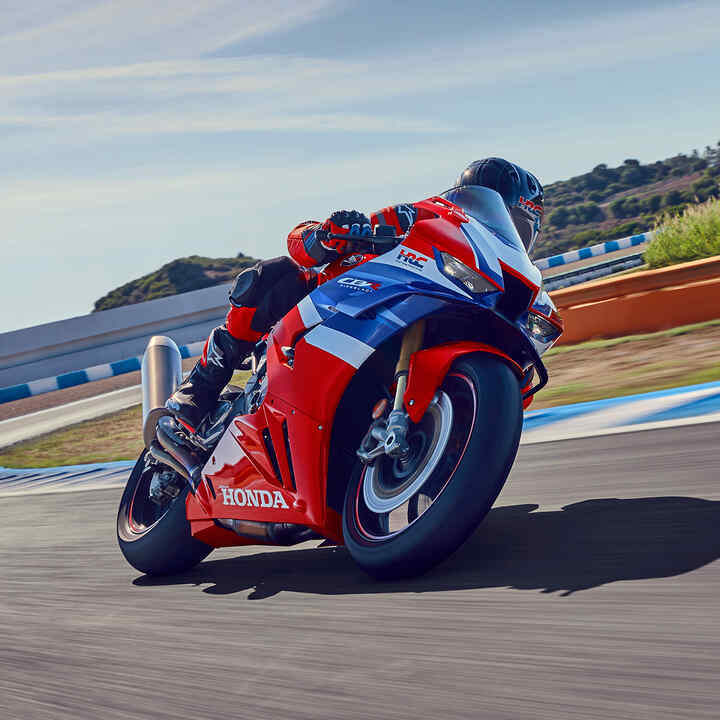 Honda CBR1000RR-R Fireblade 2024 in pista
