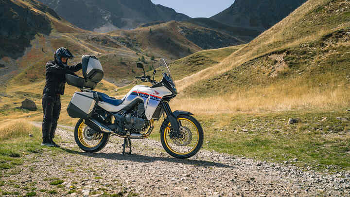 Honda XL750 Transalp su sentiero di montagna con accessori