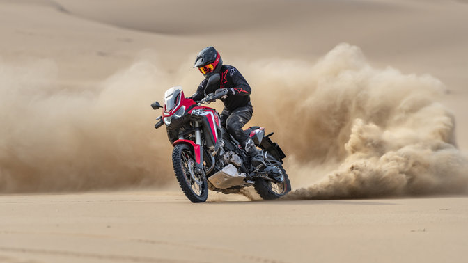Honda Africa Twin, inquadratura anteriore sinistra di tre quarti, guida sulla sabbia