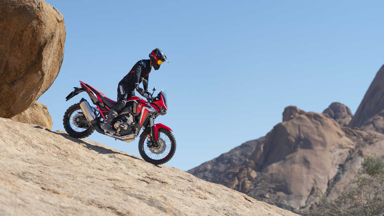 Honda Africa Twin, lato destro, guidata in discesa su una roccia