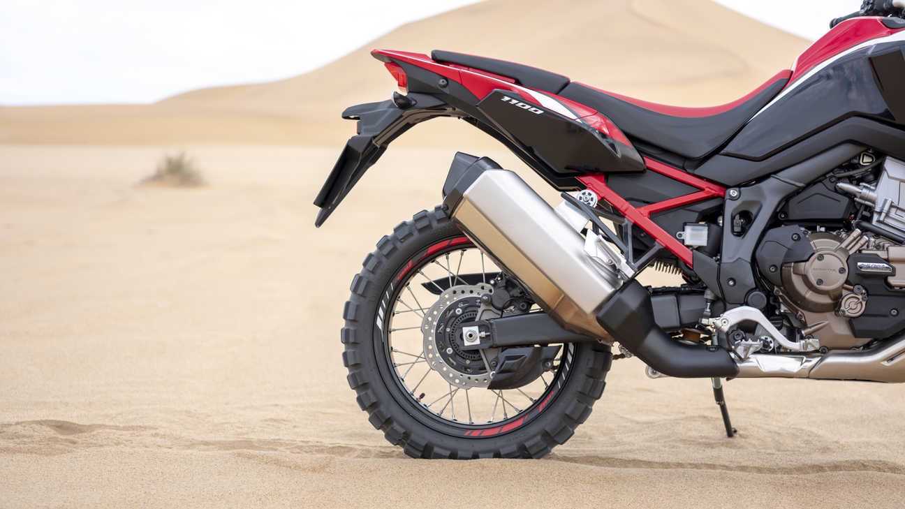 Honda Africa Twin, scatto in studio della ruota posteriore