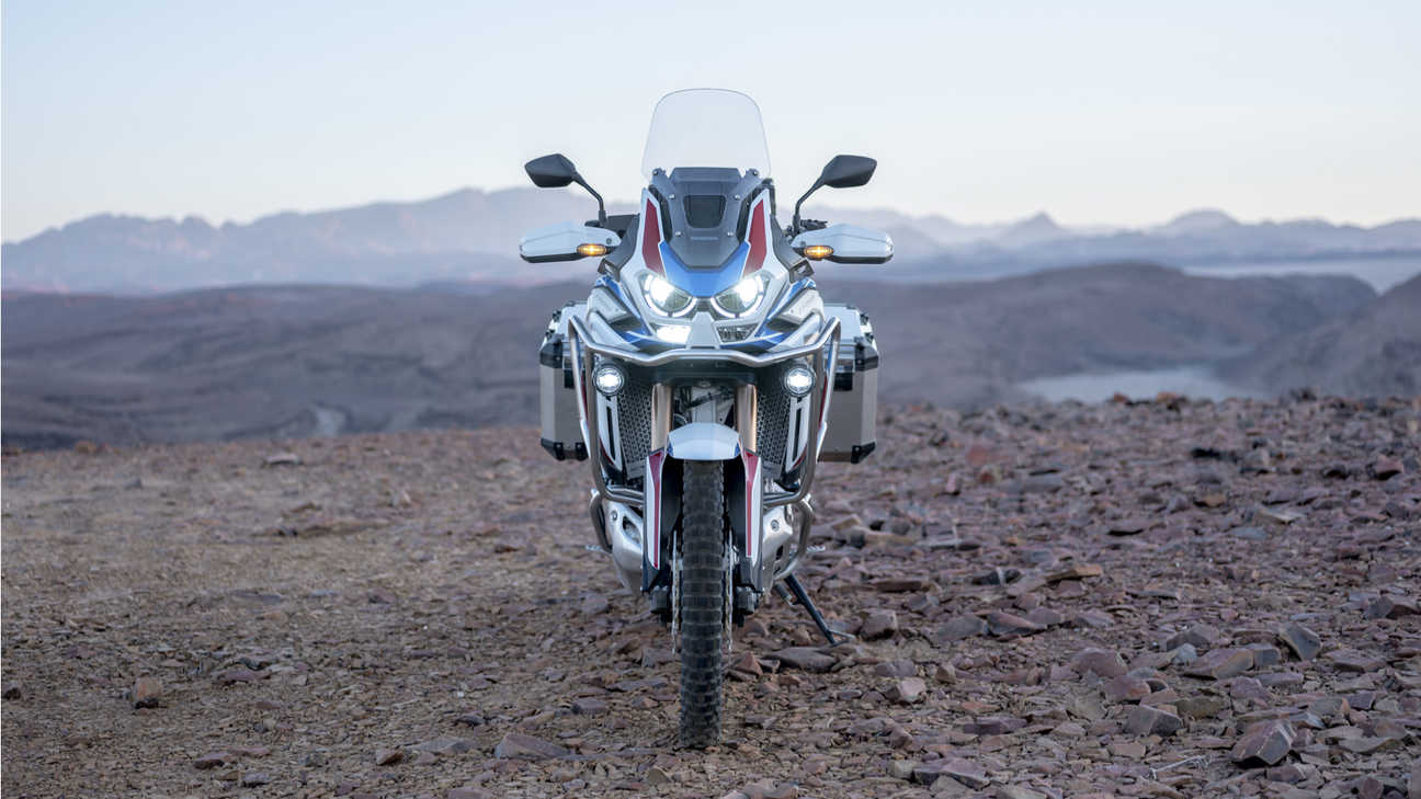 Honda Africa Twin Adventure Sports, vista frontale, con i fari accesi
