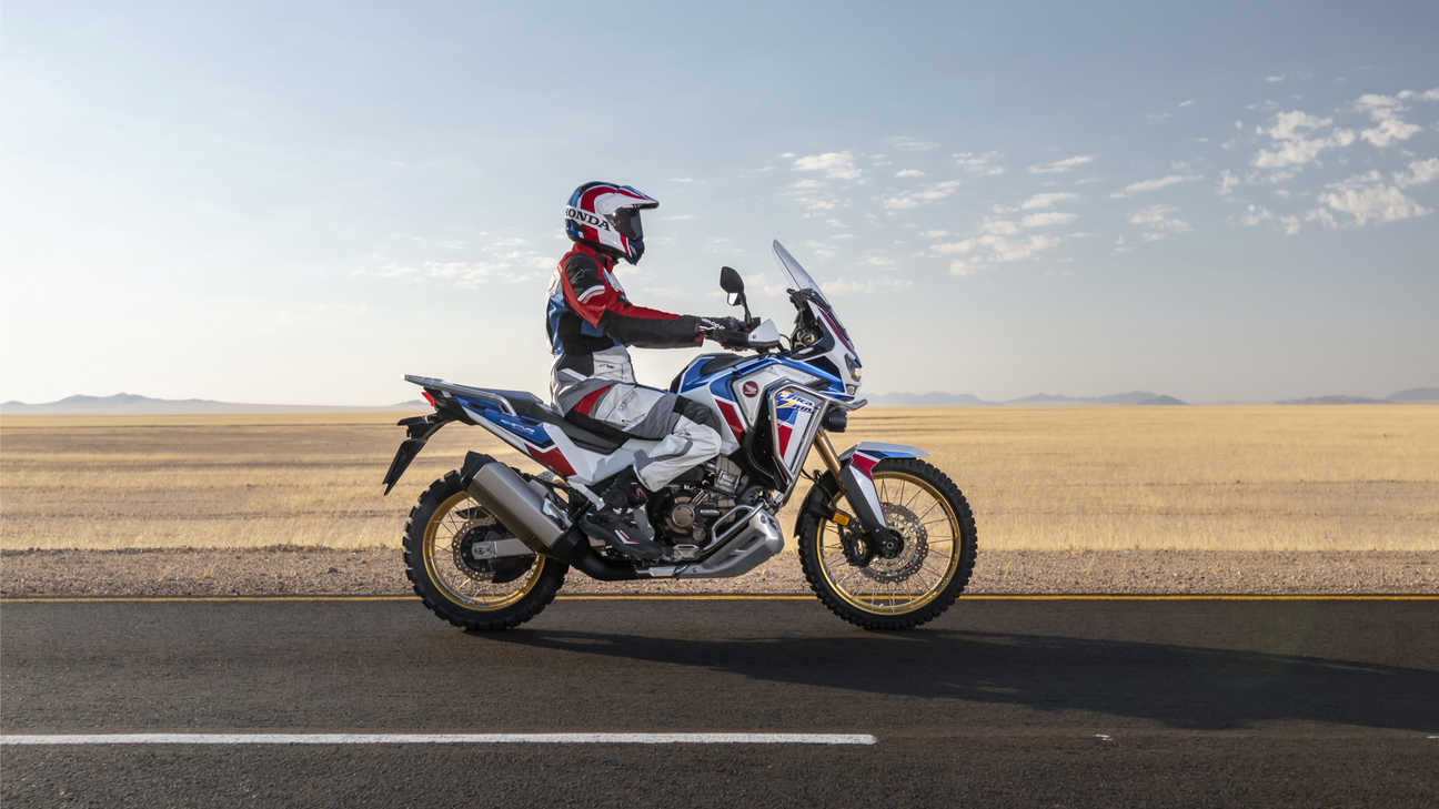 Honda Africa Twin Adventure Sports, in viaggio su strada in un paesaggio desertico