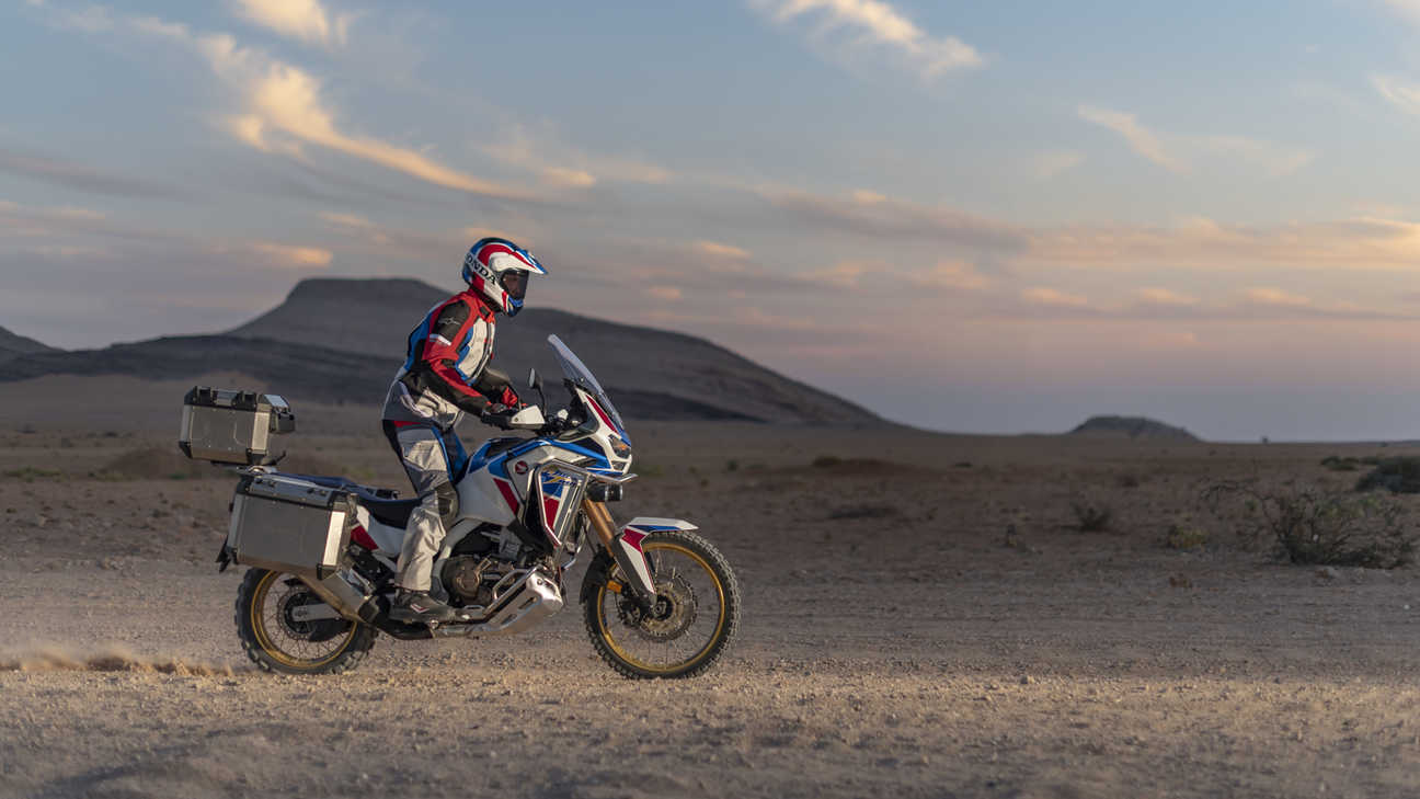 Honda Africa Twin Adventure Sports, lato destro, su una strada sterrata in un paesaggio desertico