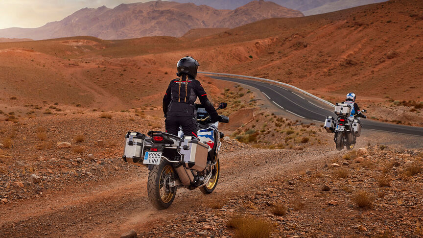 Vista anteriore di tre quarti di Honda CRF1100L Africa Twin Adventure Sports in ambiente montuoso.