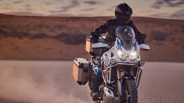 Motociclista su Honda CRF1100L Africa Twin Adventure Sports nel deserto.