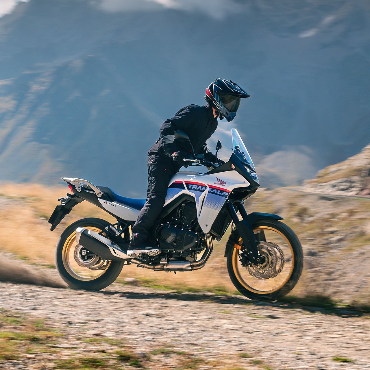 Immagine laterale di XL750 Transalp con pilota