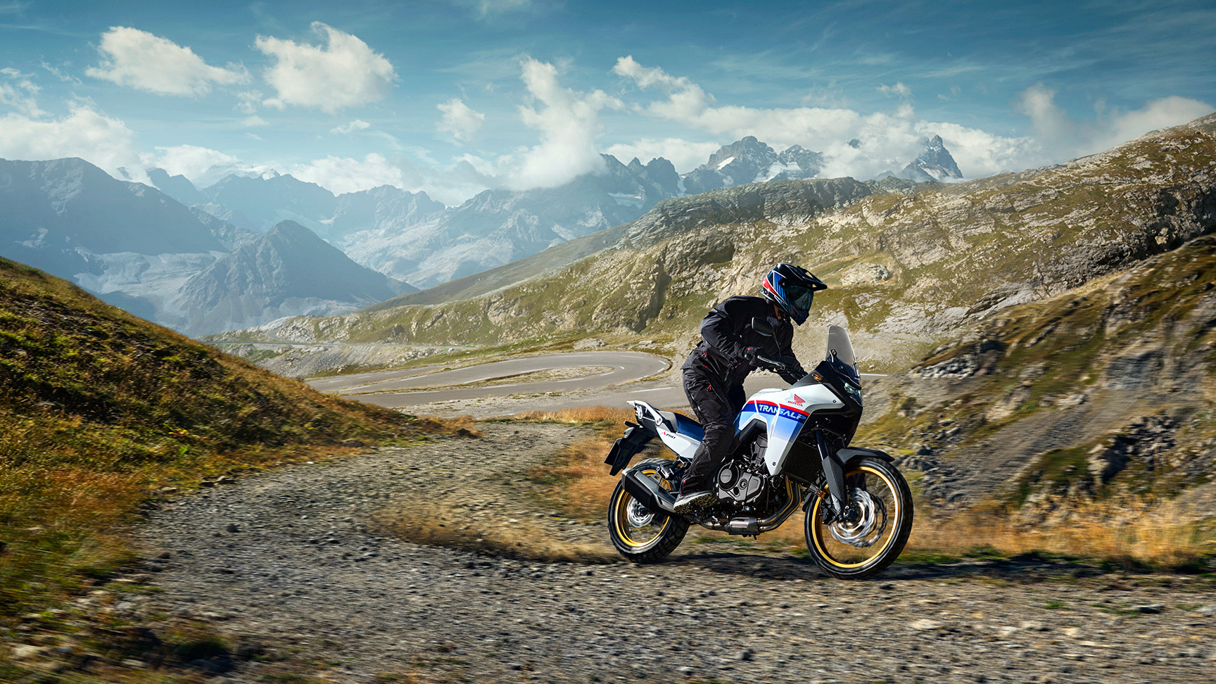 Immagine di un pilota su Honda XL750 Transalp su un passo di montagna