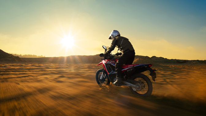 CRF250 Rally vista di tre quarti sinistra con pilota