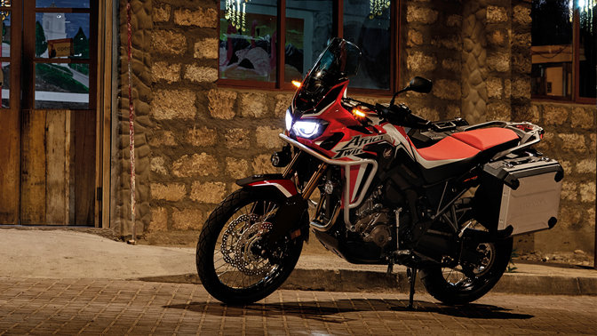 Honda Africa Twin parcheggiata fuori da un ristorante.