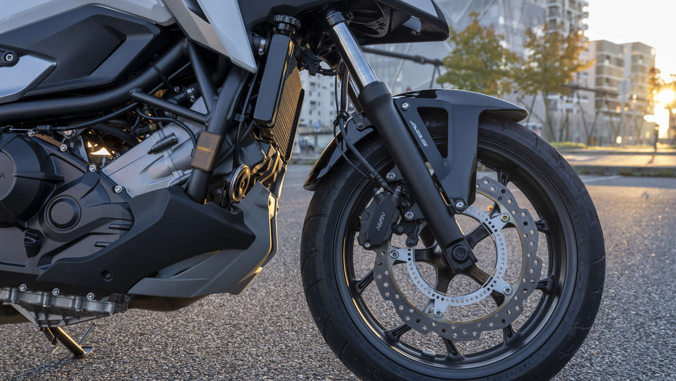 NC750X, sospensioni performanti, frenata potente ed uniforme