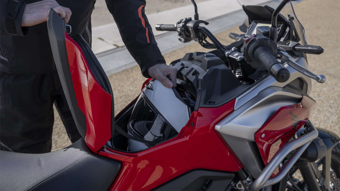 NC750X, controllo intuitivo, sella più bassa e maggiore capacità di carico