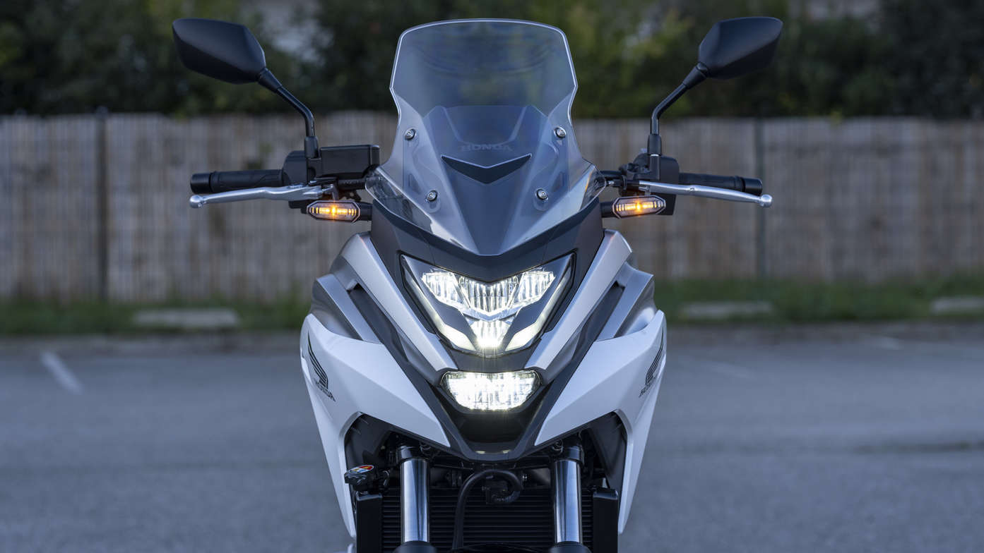 NC750X, stile aggressivo e illuminazione full-LED