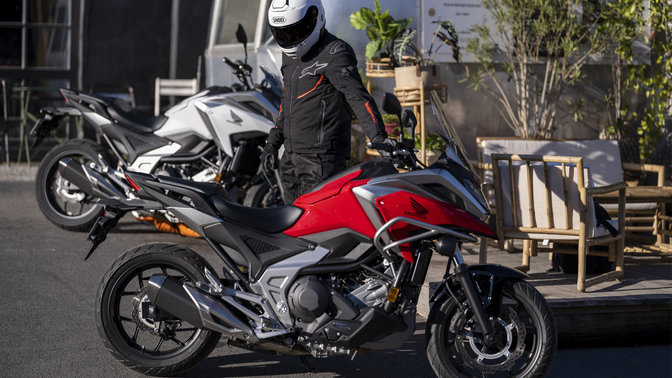 Honda NC750X, scatto in studio, moto rossa e nera, vista dall'alto
