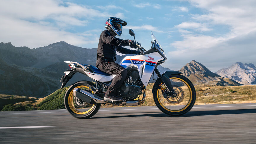 XL750 Transalp su strada di montagna.