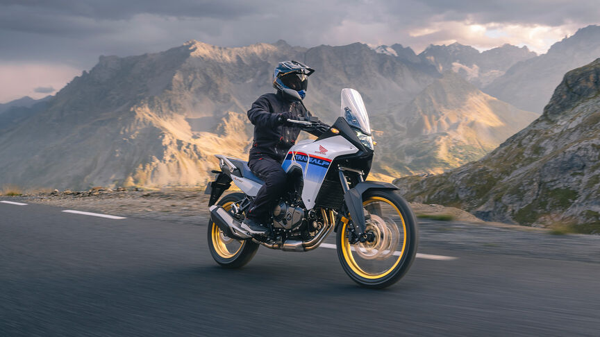 XL750 Transalp su strada di montagna.