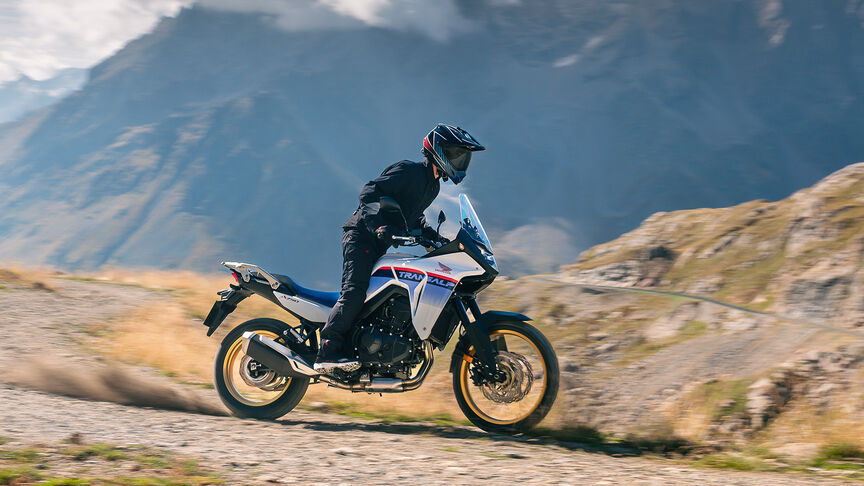 XL750 Transalp su strada di montagna.