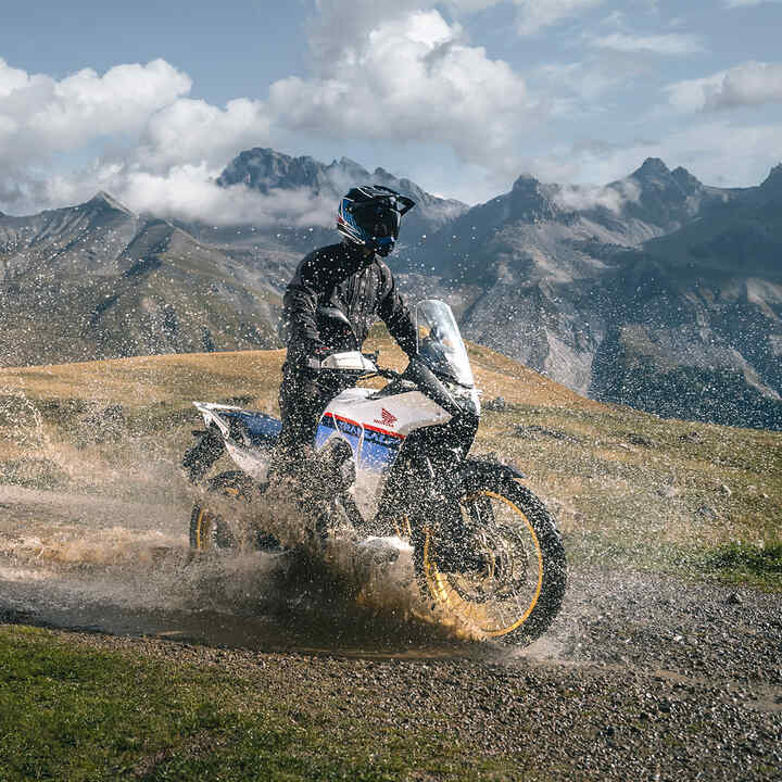 XL750 Transalp in un percorso fuoristrada lungo un corso d'acqua.