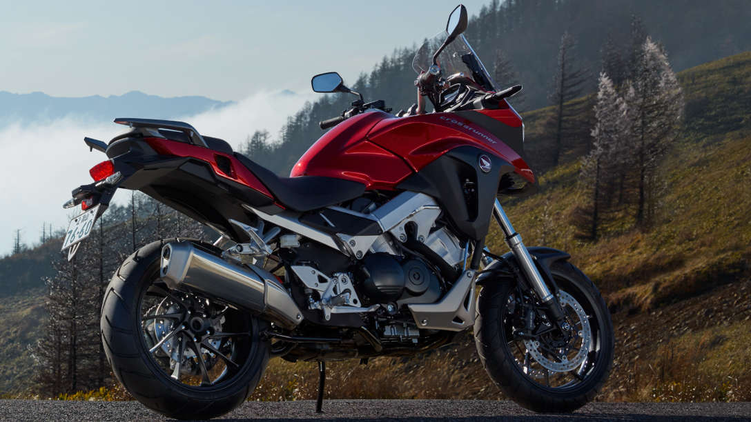 VFR800X parcheggiata su una strada di montagna, vista laterale destra