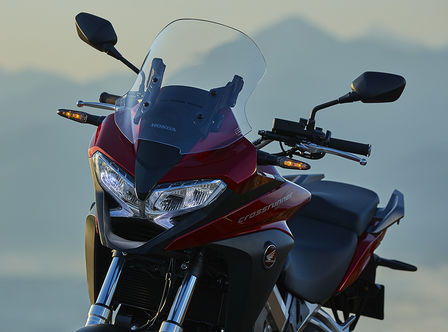 VFR800X, vista di tre quarti del lato anteriore sinistro