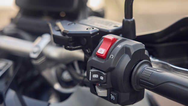 X-ADV Primo piano del cruise control sul manubrio