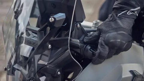 Primo piano del parabrezza regolabile della motocicletta Honda X-ADV.