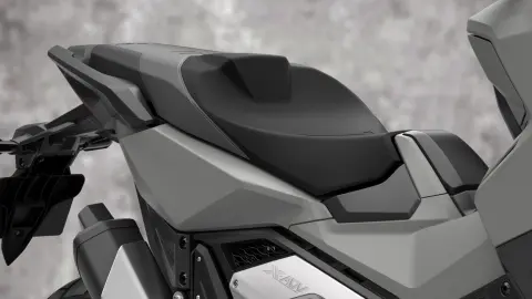 Primo piano del sedile della motocicletta Honda X-ADV.