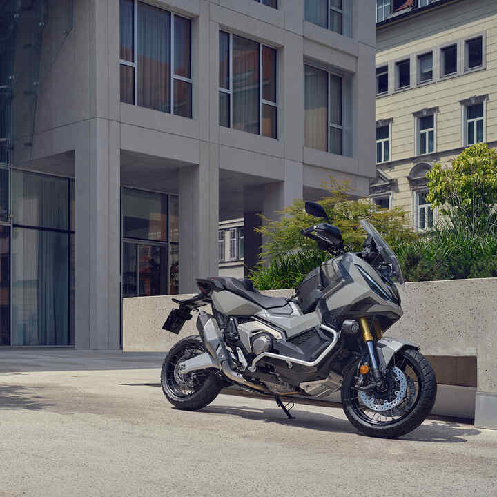 Moto X-ADV parcheggiata in un vialetto d'accesso in città.