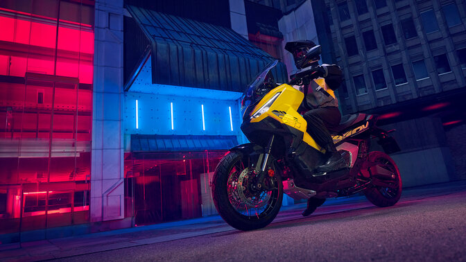 X-ADV Special Edition, scatto statico frontale di tre quarti con pilota